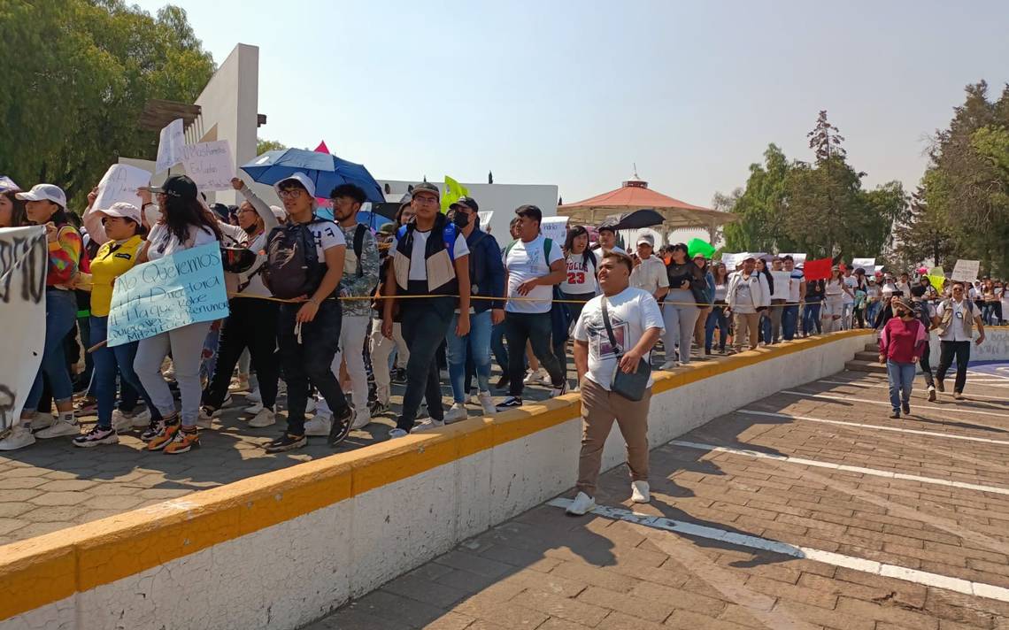 Estudiantes del Tecnológico de Cuautitlán Izcalli bloquean la Avenida