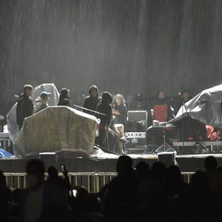 Ni la intensa lluvia ahuyentó a los fans de Aleks Syntec en su presentación en Toluca – El Sol de Toluca