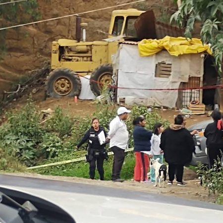 Cae retroexcavadora sobre casa y muere el conductor; una mujer resultó lesionada  – El Sol de Toluca
