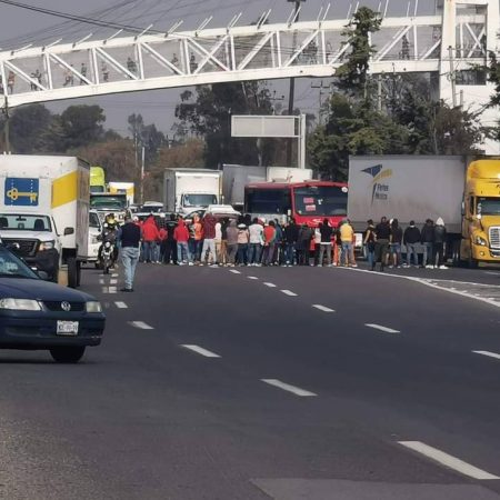 Bloquean comerciantes la Toluca-Palmillas: acusan proliferación de farderos en el tianguis  – El Sol de Toluca