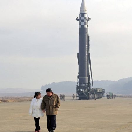 Kim Jong-un muestra por primera vez en público a su hija en una prueba de misil [Fotos] – El Sol de Toluca