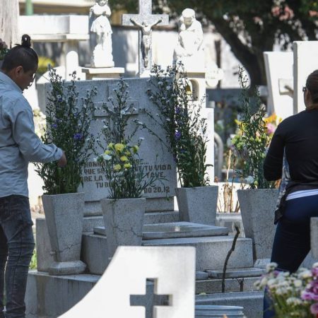 Un día antes al Día de Muertos; limpian las tumbas de otros – El Sol de Toluca