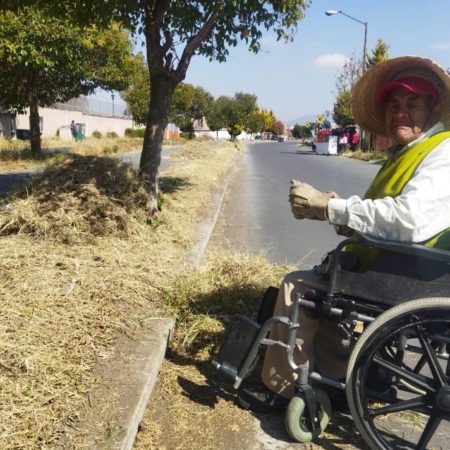 Pese a la adversidad Heriberto sigue saliendo adelante; corta el césped en silla de ruedas en Almoloya de Juárez – El Sol de Toluca