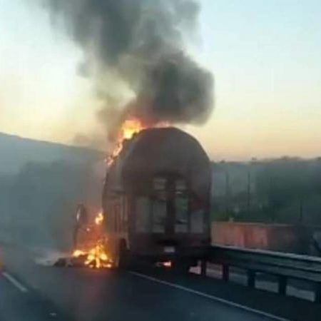 Se incendia camioneta cargada de algodón en la México-Puebla  – El Sol de Toluca