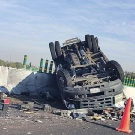 Camioneta cargada con baterías vuelca sobre la autopista México-Pachuca   – El Sol de Toluca