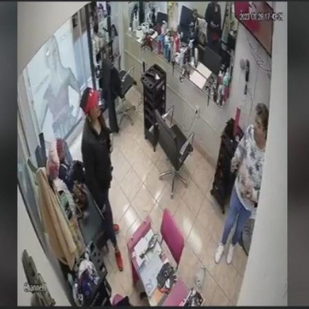 Video | Mujer y menor de edad roban pertenencias de un salón de belleza en Chalco  – El Sol de Toluca