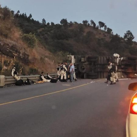 Vuelca camioneta de la Guardia Nacional en carretera de Tuxtla – El Sol de Toluca