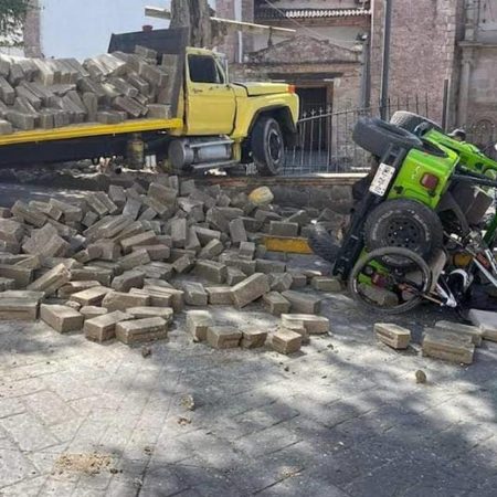 Camión de carga impacta contra un vehículo y la barda perimetral de un templo en Valle de Bravo – El Sol de Toluca