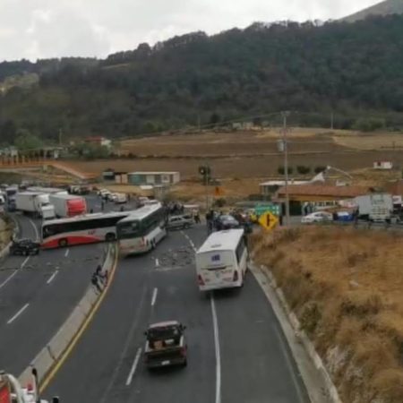 Bloquean la carretera Panamericana para pedir la modificación de un puente vehicular – El Sol de Toluca