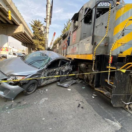 Tren arrolla a un vehículo en Tollocan – El Sol de Toluca