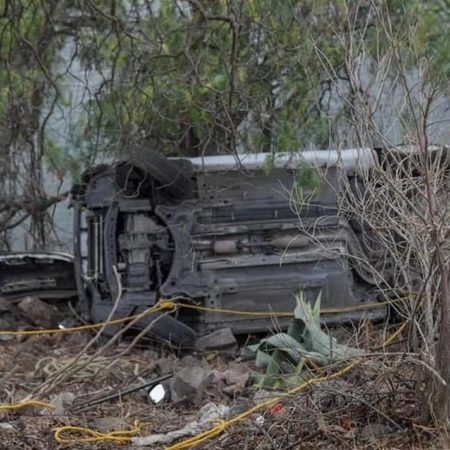 Tras volcadura, automóvil cae a una barranca cerca de la presa Madín – El Sol de Toluca