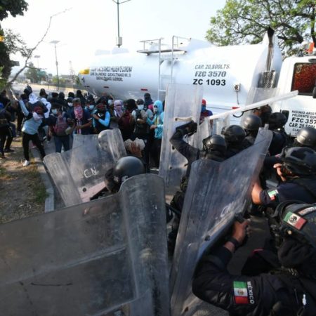 Estudiantes de Ayotzinapa se enfrentan con policías durante bloqueo en la Autopista del Sol – El Sol de Toluca