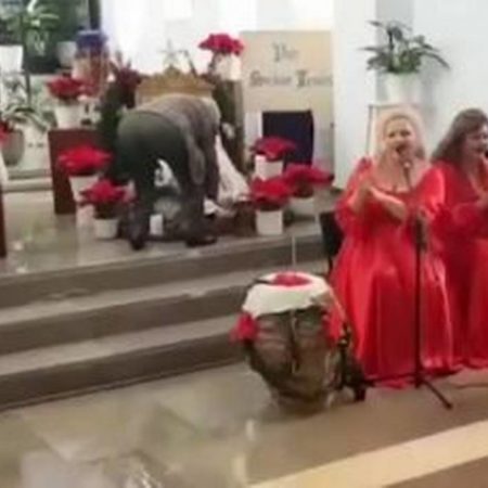 Sorprende sacerdote al bailar en plena misa en Málaga, España – El Sol de Toluca